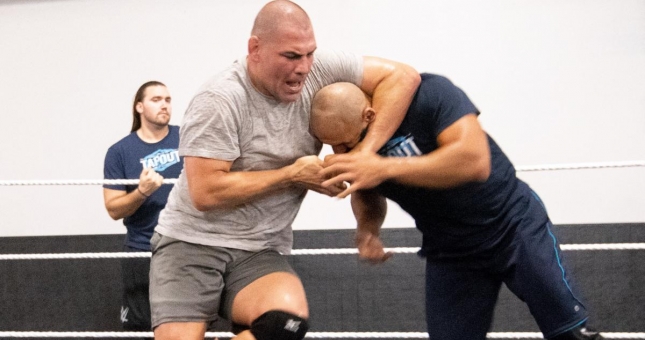 Cain Velasquez tập luyện tại Trung tâm huấn luyện trình diễn WWE