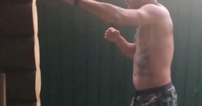 Ấn tượng nhà vô địch Boxing Vasyl Lomachenko đóng đinh bằng tay trần