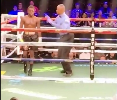 VIDEO: Giận dỗi vì bị đấm out, võ sĩ ... bỏ luôn trận đấu 