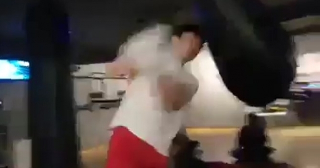 Video: Hài hước võ sĩ tự knockout vì ... đấm bao cát