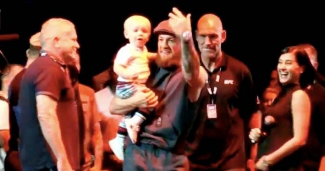 'Nhóc tì' nhà Conor cực đáng yêu trong buổi tập của bố tại UFC 229