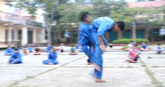 VIDEO VUI: Tai nạn biểu diễn, võ sinh Vovinam ... dính trọn mông bạn tập 