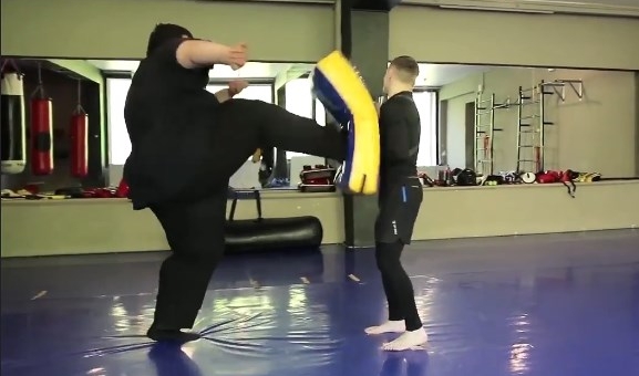 VIDEO VUI: Khi võ sĩ 60kg đối đầu với đối thủ ... nặng gấp 4 lần