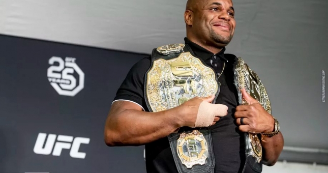 HOT: Daniel Cormier vs Derrick Lewis dẫn dầu UFC 230, Dustin Poirier rút lui vì chấn thương