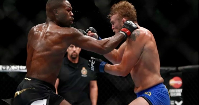 Chính thức: DC bị tước đai, Jones vs Gustafson 2 cho ngôi vương Lightheavyweight