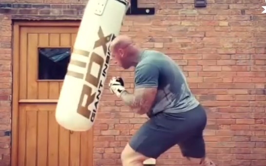 VIDEO: Khi người đàn ông đáng sợ nhất thế giới đánh MMA