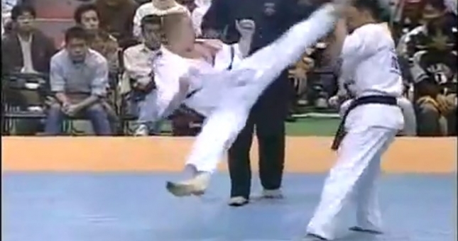 VIDEO Lạnh người những cú knockout của phái Karate Kyokushin