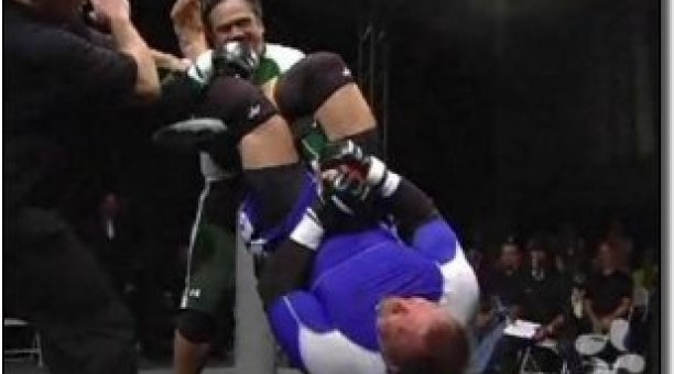 VIDEO Vừa vật tay ... vừa đánh MMA?