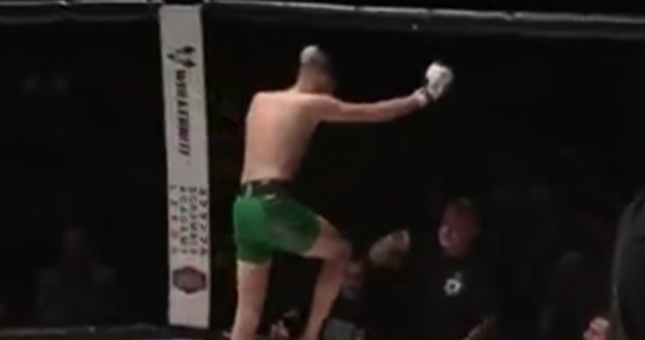 VIDEO Võ sĩ bung gối vì màn ăn mừng quá đà