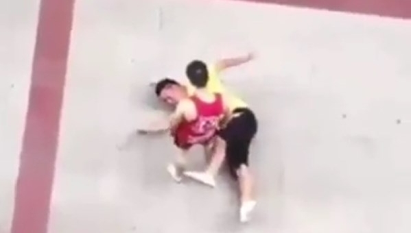 VIDEO Tự vệ, võ sĩ Trung quốc đánh đối thủ đến tử vong
