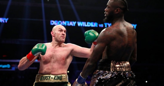 VIDEO: Vẻ mặt sửng sốt của Deontay Wilder sau cú đánh ngã Tyson Fury