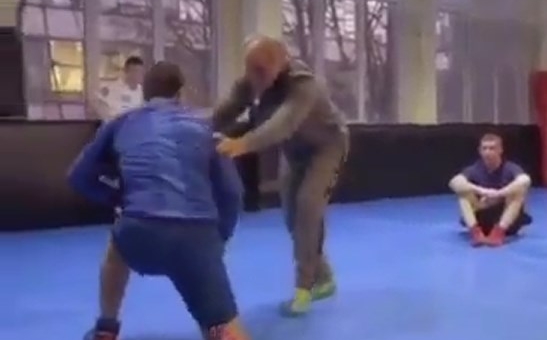 VIDEO: Gừng càng già càng cay, xem võ sư già tuổi 'dạy dỗ' các đô vật trẻ