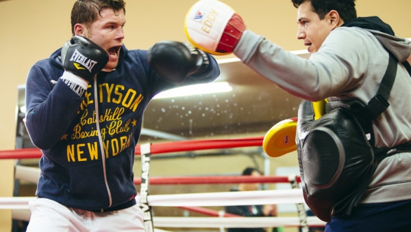 Chiêm ngưỡng tốc độ chớp nhoáng của 'Cậu bé vàng' Canelo Alvarez trước trận tranh đai