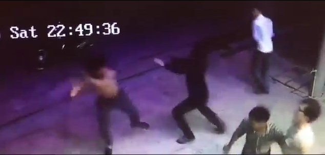 VIDEO: Nam thanh niên với pha chống mã tấu như phim hành động