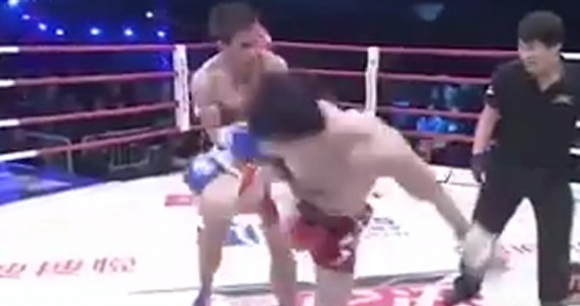 Kinh ngạc võ sĩ Trung Quốc tung đòn đá vỡ bảo hộ hạ bộ đối thủ