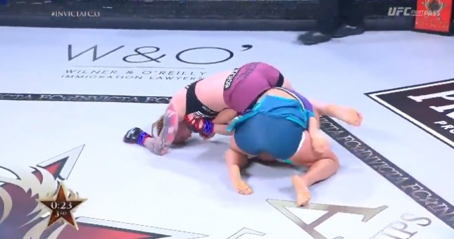 VIDEO Nữ võ sĩ tự bẻ tay mình khi quật ngã đối thủ