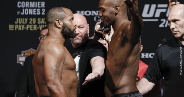 Jon Jones và Daniel Cormier khẩu chiến ác liệt khi nghi án chất cấm quay lại