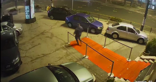 VIDEO Cựu võ sĩ UFC ra tay nghĩa hiệp, ngăn chặn vụ hành hung nữ giới