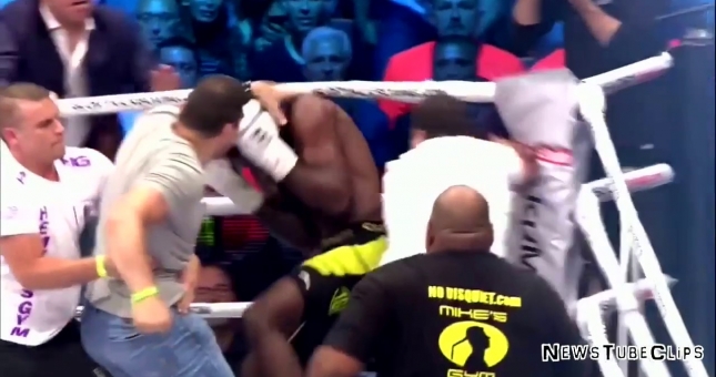 Cho rằng học trò bị 'đấm trộm', huấn luyện viên lao lên đài tấn công đối thủ