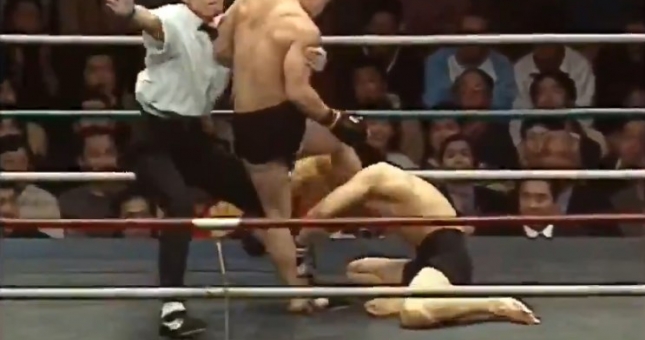 Bị đá gục, võ sĩ vẫn tỉnh bơ nhắc trọng tài ... rơi bút