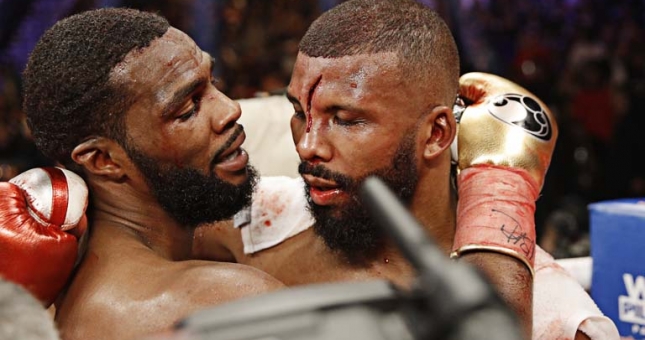 Chấn thương kinh hoàng: Bị đối thủ húc đầu, võ sĩ rách trán khâu 25 mũi 