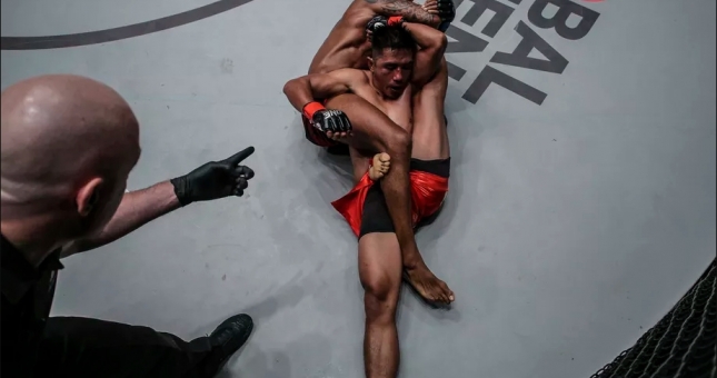 VIDEO: Pha bẻ chân lạnh người của Adriano Moraes tại ONE Hero's Ascent