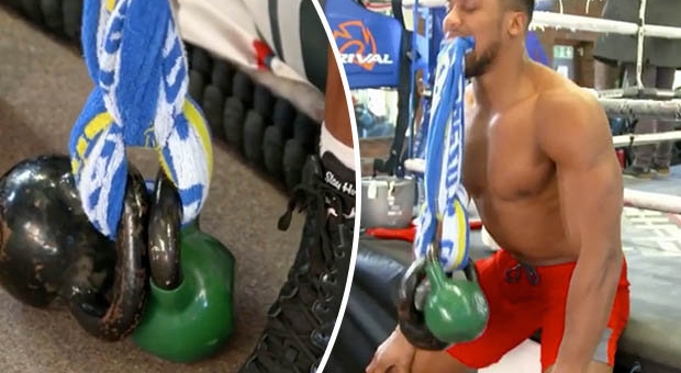 VIDEO Bài tập cổ 'cực dị' của Anthony Joshua với tạ nặng 20kg