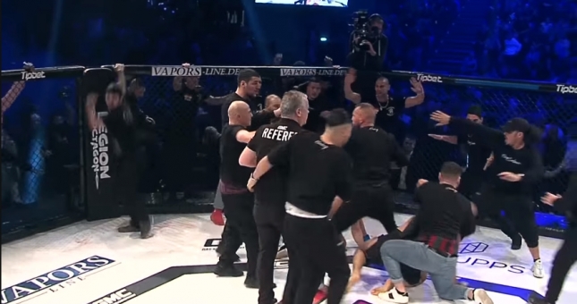 VIDEO Bỏ qua lời xin hàng của HLV, trọng tài khiến bạo loạn nổ ra giữa sàn đấu