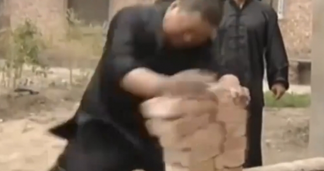 VIDEO Kinh ngạc với bài tập Công phu Thiết sa chưởng 