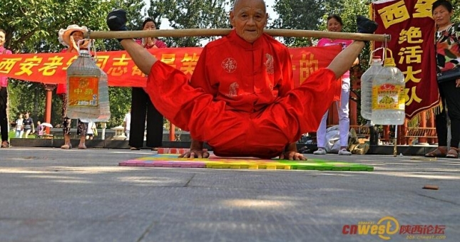 Công phu đáng kinh ngạc của những lão niên người Trung Quốc