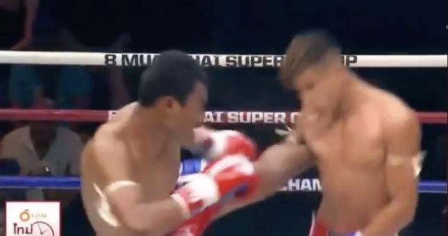 VIDEO Kinh hoàng võ sĩ Muay Thái đá bung khớp vai đối thủ