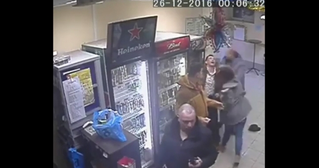 VIDEO: Nữ thu ngân Nga đấm gục người đàn ông quấy rối