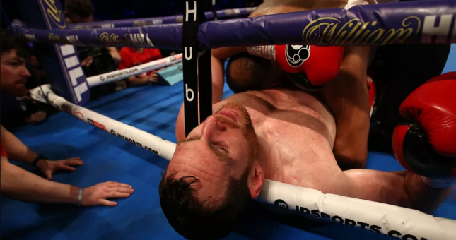 VIDEO: Boxer nổi khùng, cắn đối thủ ngay giữa trận đấu