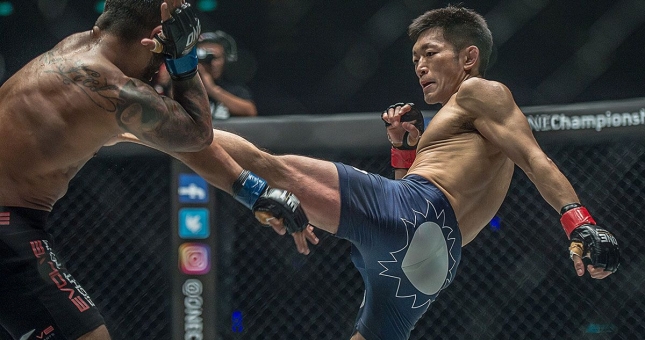 Những người đồng đội của Yoshitaka Naito đã giúp anh vượt qua khó khăn như thế nào?