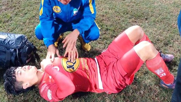 Công Phượng nằm sân 15 phút vì khó thở