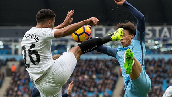 Man City giành ba điểm trong những phút bù giờ