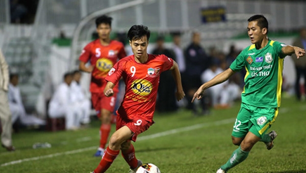 Tin bóng đá HOT tối 15/2: Văn Toàn gạt 'cái tôi', đề cao tập thể