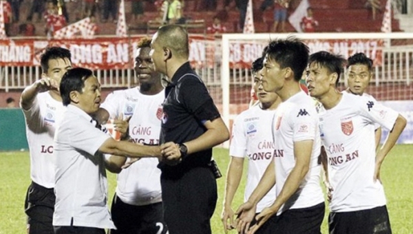 Nóng: Cầu thủ Long An đứng im để TP.HCM thắng đậm