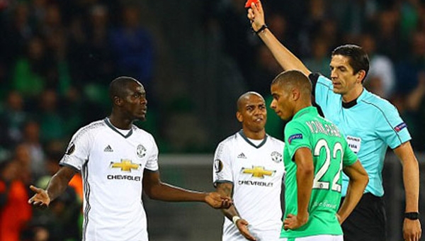 Bailly nhận thẻ đỏ, MU vào vòng 1/8 Europa League
