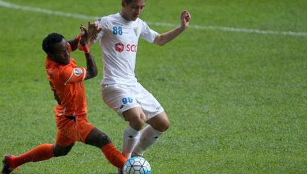 Ông trời không cho Hà Nội thắng Felda United