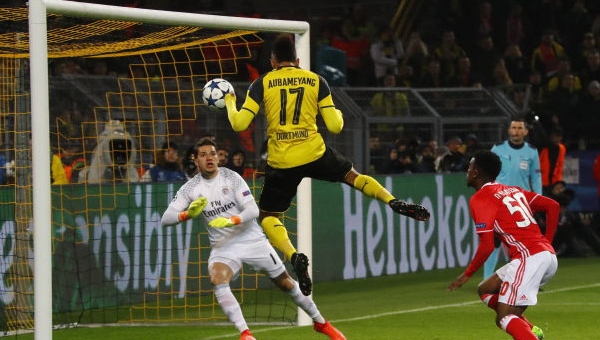 Dortmund hiên ngang vào tứ kết Champions League