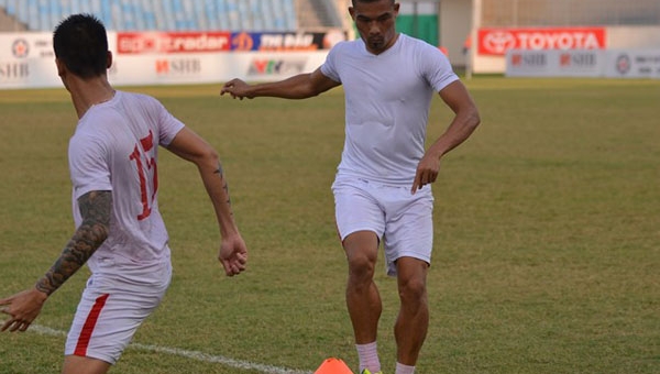 Tuyển thủ QG ăn mừng phản cảm khiến khán giả nổi nóng