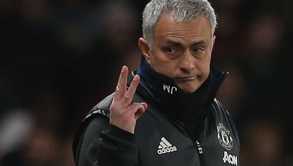 HLV Mourinho khiến CĐV Chelsea im lặng với hành động lạ