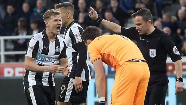 Sốc với quyết định 'không hiểu luật' của trọng tài Anh