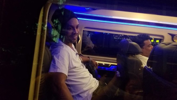 Ronaldinho đã có mặt ở TP.HCM, ấn tượng NHM Việt Nam