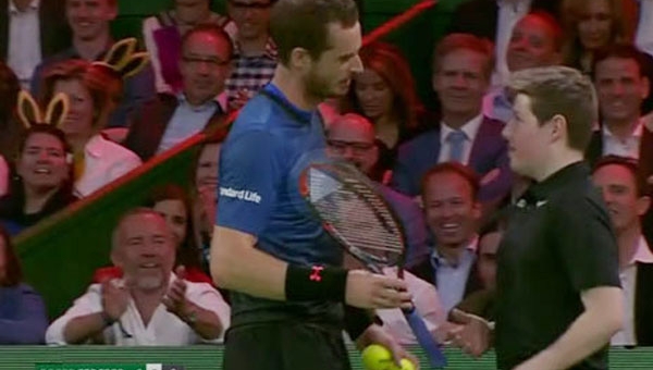 Tin thể thao 12-4: Murray nhường cậu bé nhặt bóng đấu FedEx