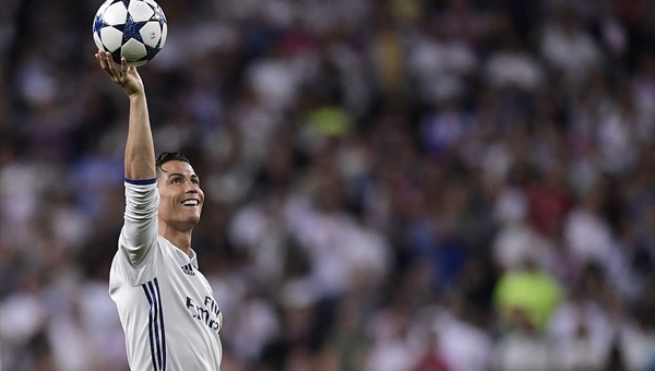 Ronaldo lập hat-trick, Real vào bán kết Champions League