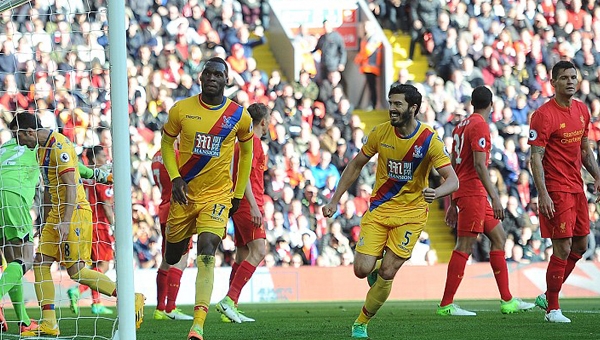 Thua Palace, Liverpool tự bắn vào chân trong cuộc đua top 4