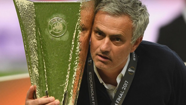 HLV Mourinho đi vào lịch sử sau chức vô địch Europa League