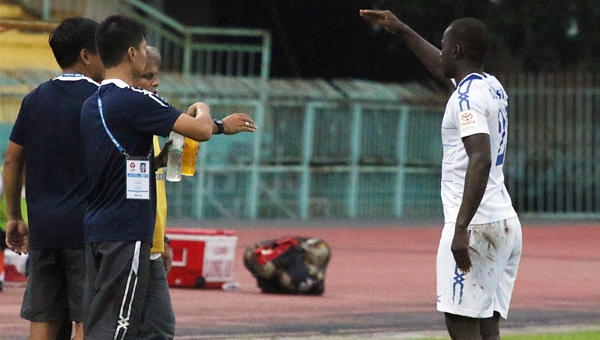 Công Vinh và hợp đồng 9 tỷ có tài đá phạt 'thần sầu' ở V.L